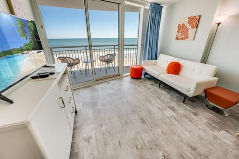 Direct Oceanfront, Beautifully Decorated, Large Living Area