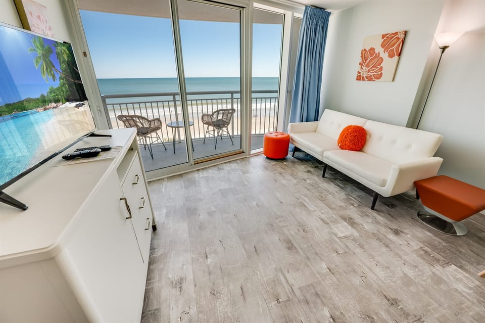 Direct Oceanfront, Beautifully Decorated, Large Living Area