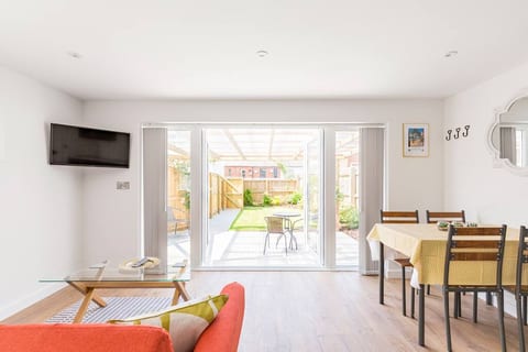 Charming Chester Studio with Garden & Free Parking