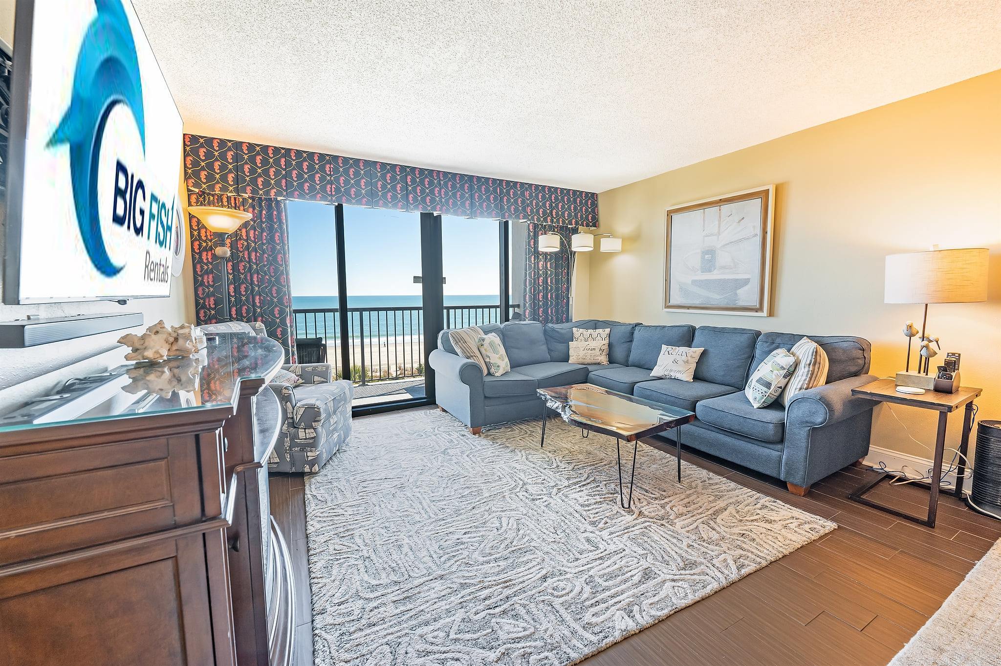 Amazing Living Room with Stunning Views🌊☀️