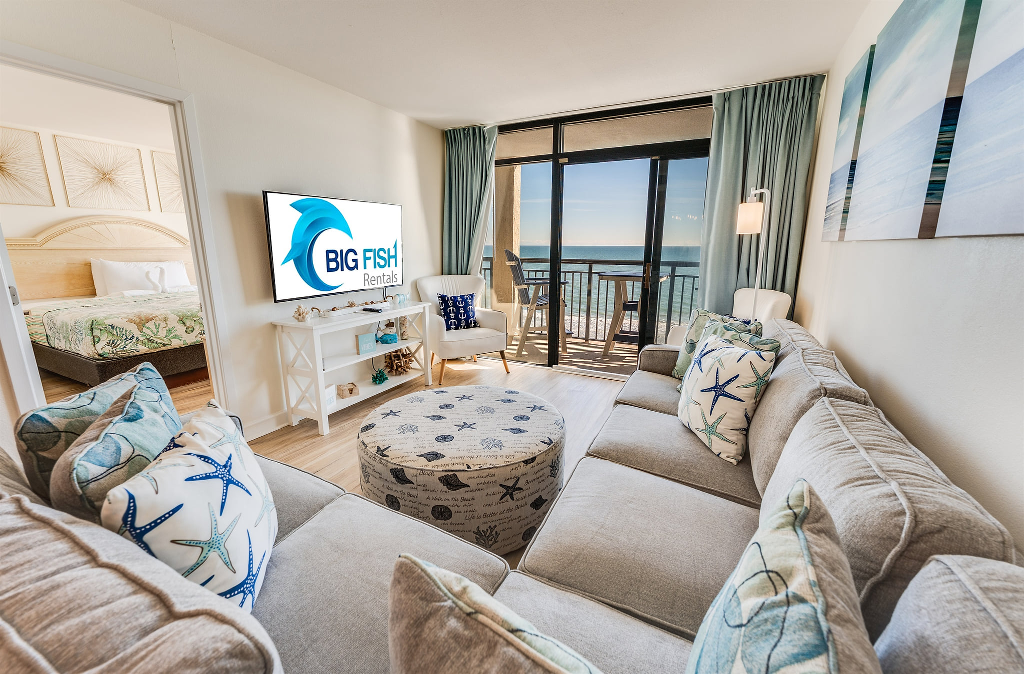 Living Room with Stunning Views🌊☀️
