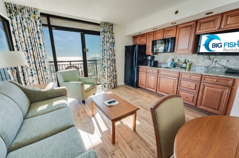 Living Room with Stunning Views🌊☀️