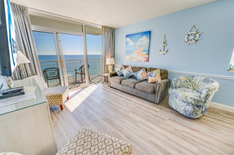 Living Room with Stunning Views🌊☀️