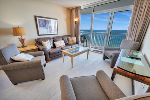 Living Room with Stunning Views🌊☀️