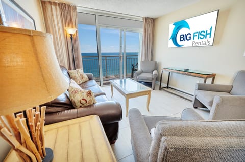 Living Room with Stunning Views🌊☀️