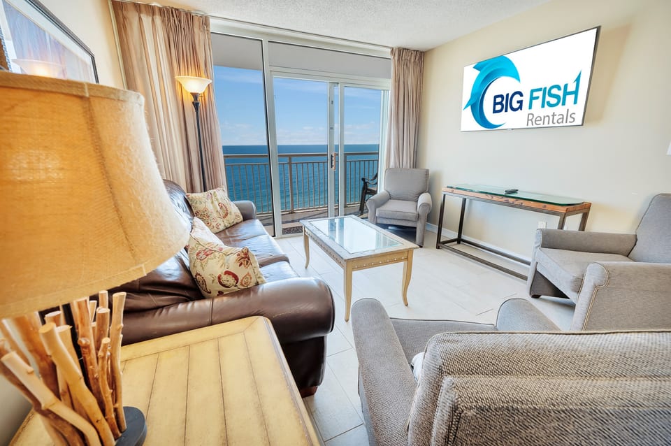Living Room with Stunning Views🌊☀️