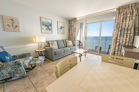 Amazing Living Room with Stunning Views🌊☀️