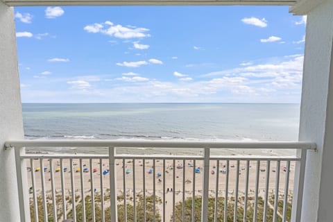 Balcony with Amazing Views of the Ocean