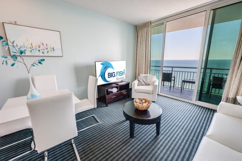 Living Room with Stunning Views🌊☀️