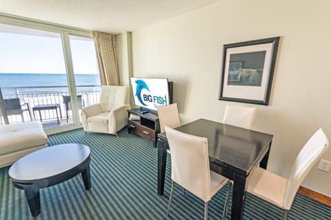 Living Room with Stunning Views🌊☀️