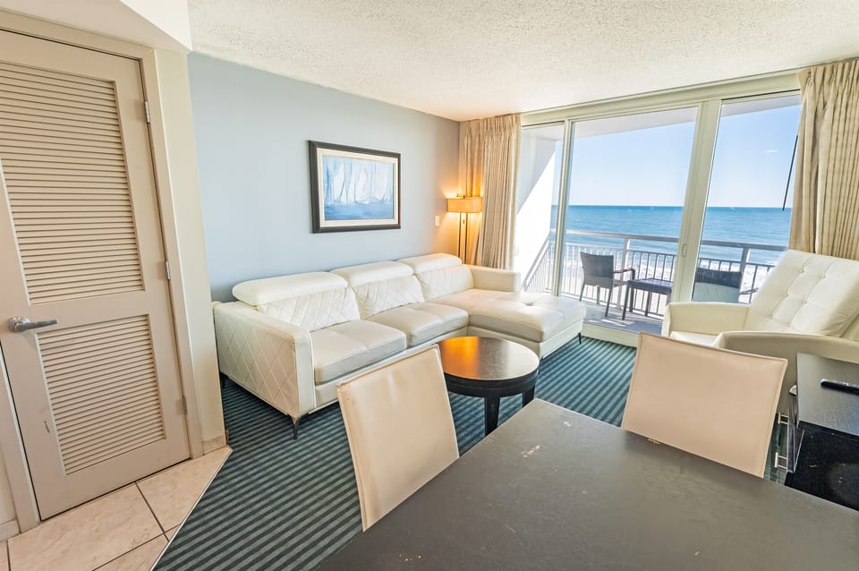 Living Room with Stunning Views🌊☀️