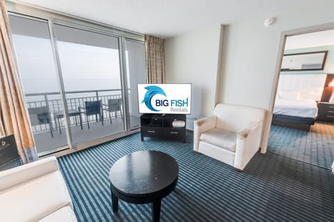 Living Room with Stunning Views🌊☀️