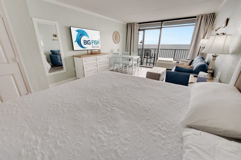 Room with Stunning Views🌊☀️