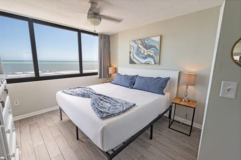Main Bedroom with View of the Ocean🌊☀️