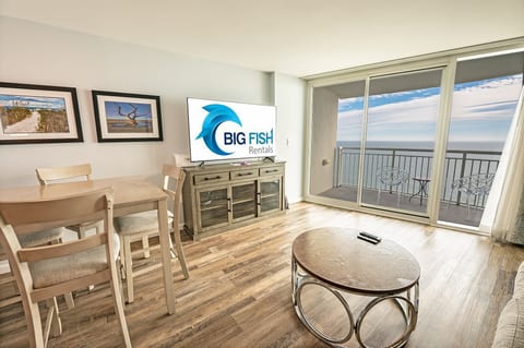 Living Room with Stunning Views🌊☀️