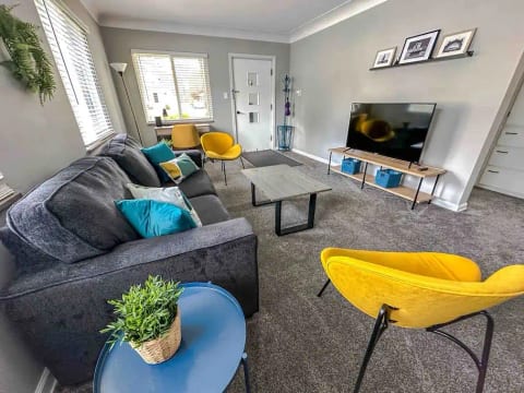 2BR in Uptown Maumee walk to Metropark