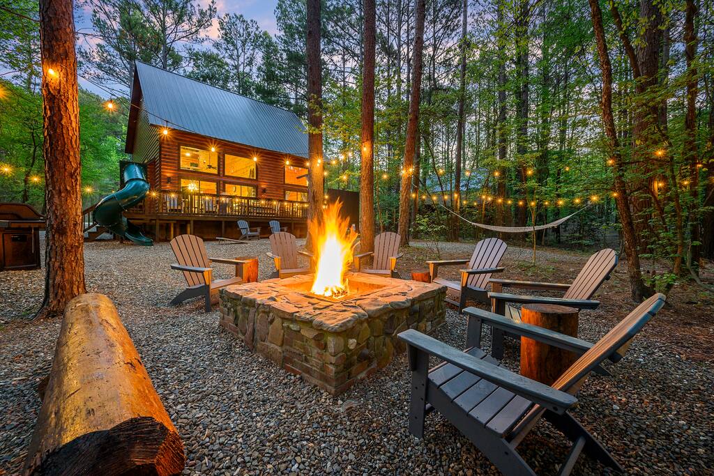 Secluded Cabin, Sleeps 10, Hot Tub with Deck Slide