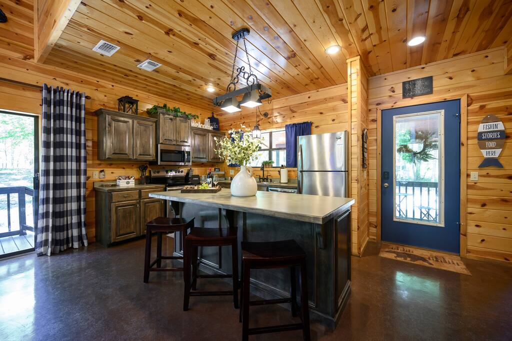 Secluded Cabin, Sleeps 10, Hot Tub with Deck Slide