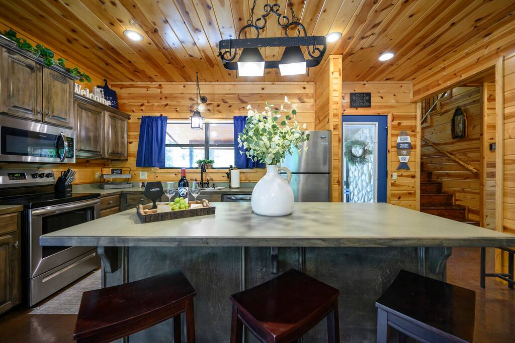 Secluded Cabin, Sleeps 10, Hot Tub with Deck Slide