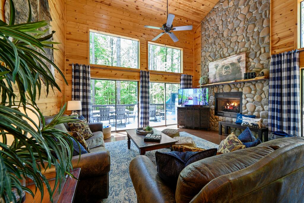 Secluded Cabin, Sleeps 10, Hot Tub with Deck Slide