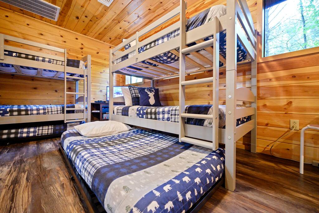 Secluded Cabin, Sleeps 10, Hot Tub with Deck Slide