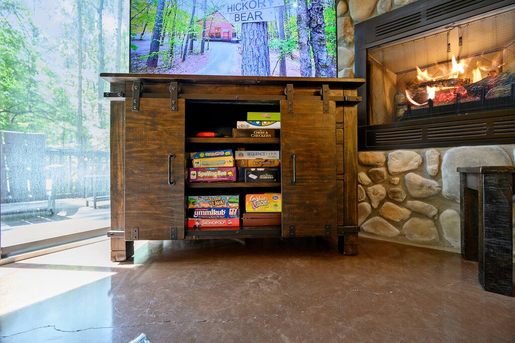 Secluded Cabin, Sleeps 10, Hot Tub with Deck Slide