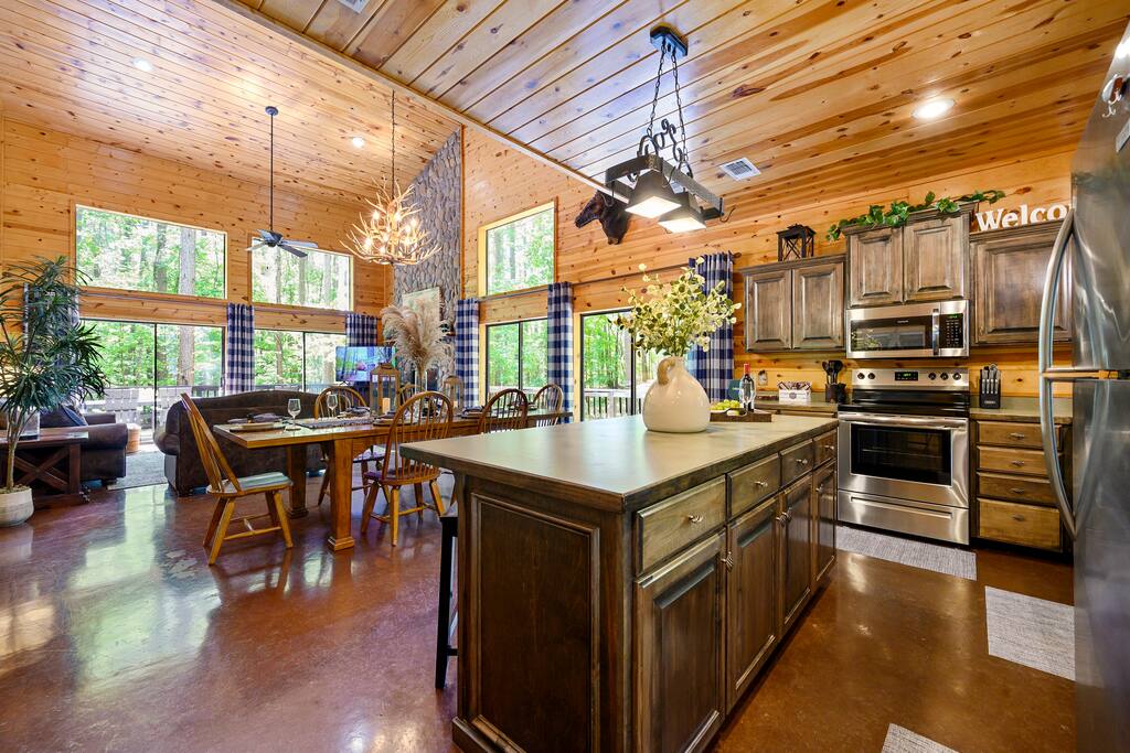 Secluded Cabin, Sleeps 10, Hot Tub with Deck Slide