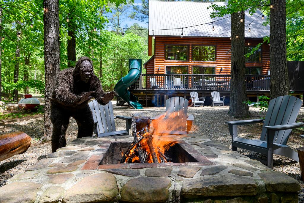 Secluded Cabin, Sleeps 10, Hot Tub with Deck Slide