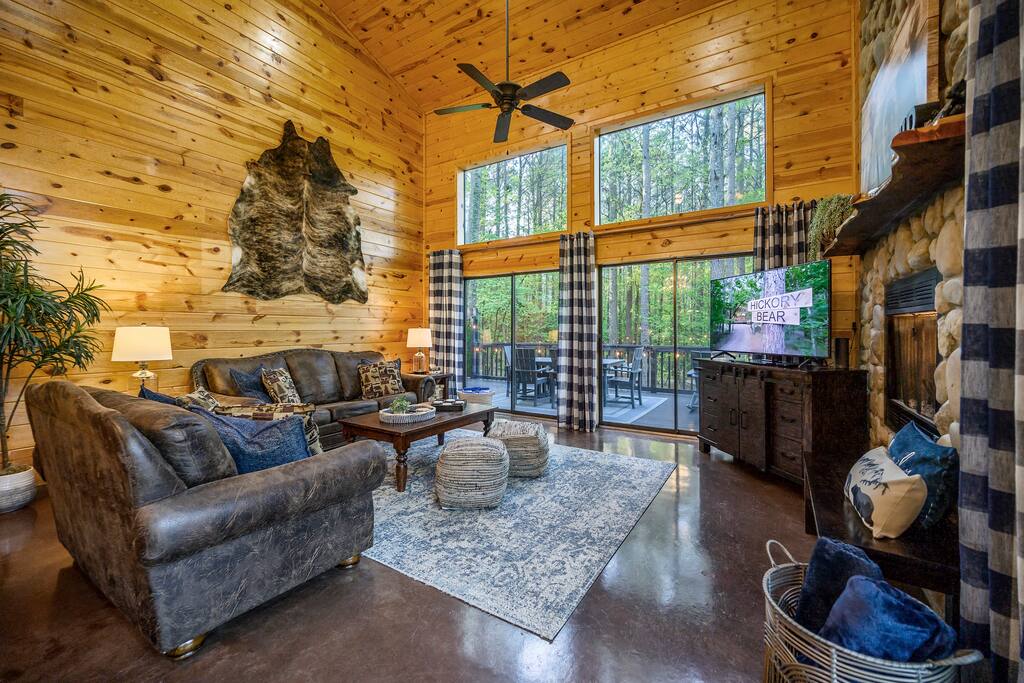 Secluded Cabin, Sleeps 10, Hot Tub with Deck Slide