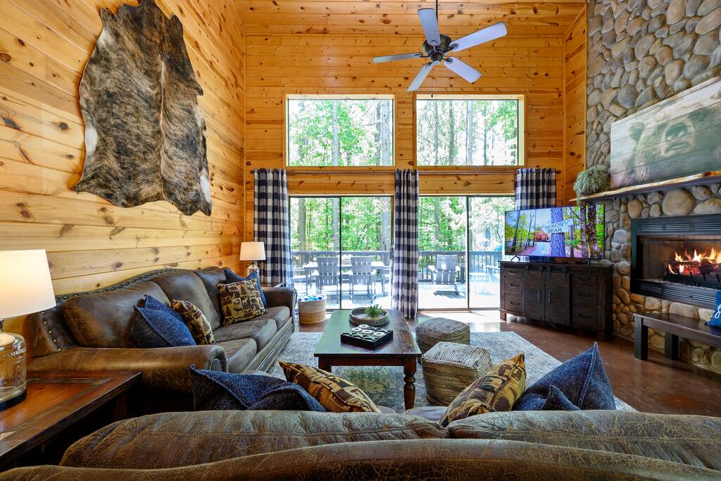 Secluded Cabin, Sleeps 10, Hot Tub with Deck Slide