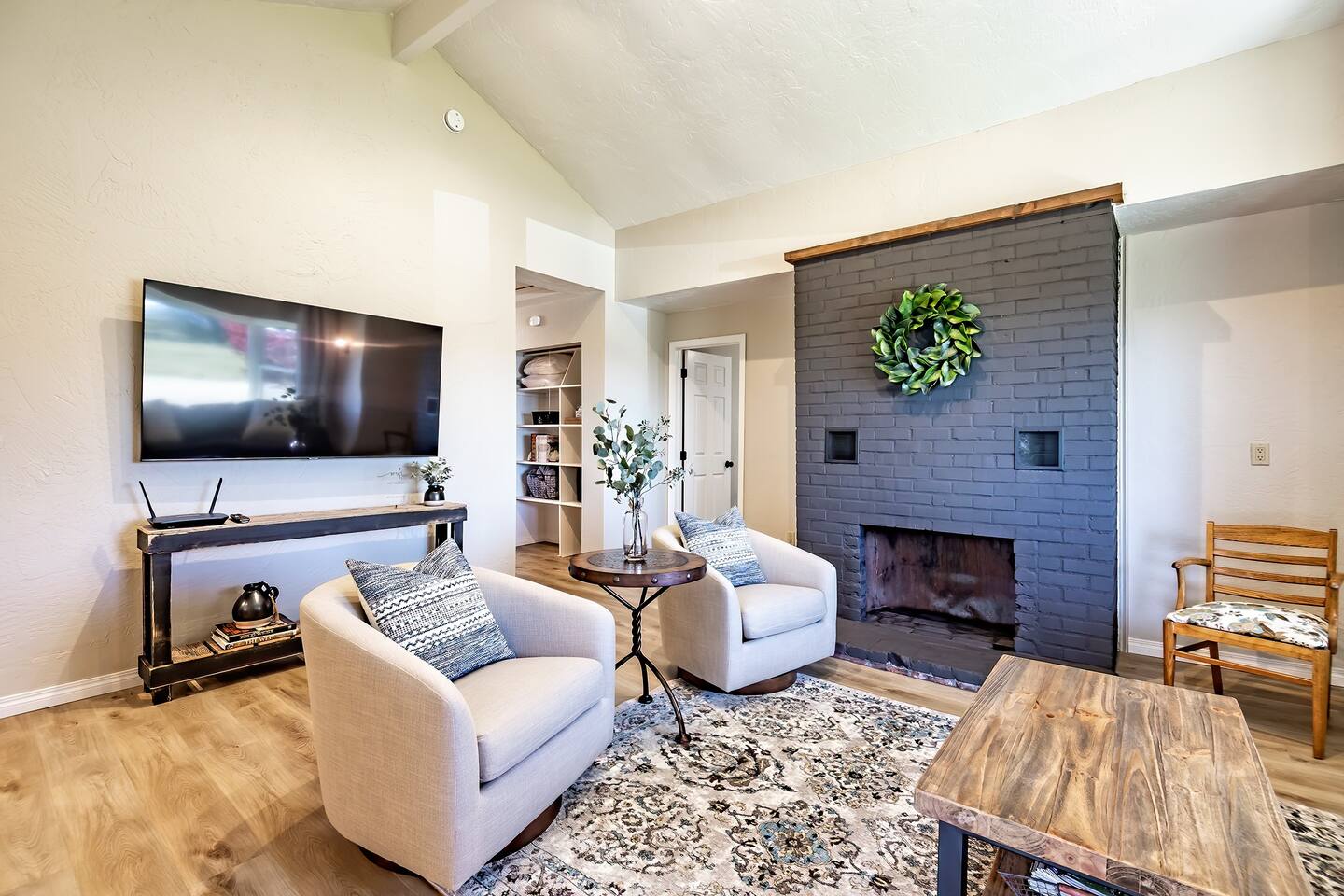 Spacious living room with seating for up to six. - Lone Pine Ranch Guesthouse - Ellensburg