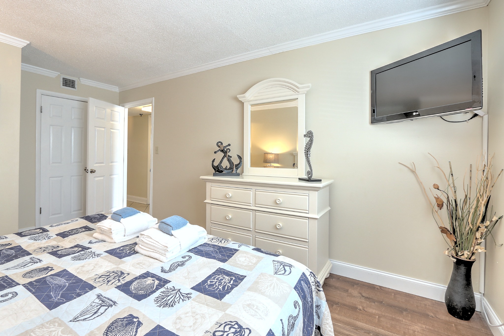 master bedroom
king bed - Walk to beach, indoor/outdoor pools, washer/dryer - Hilton Head Island