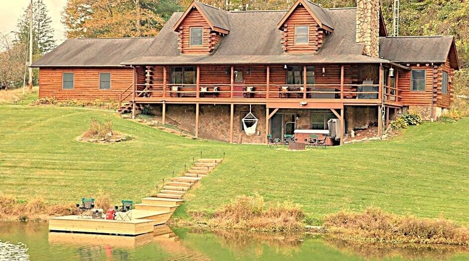 Large, comfy, family cabin with hot tub, private fishing pond, & fantastic deck views. Enjoy relaxing & reconnecting w/family & friends in this peaceful cabin surrounded by nature. Plenty of large spaces for gathering or quiet places for alone time.