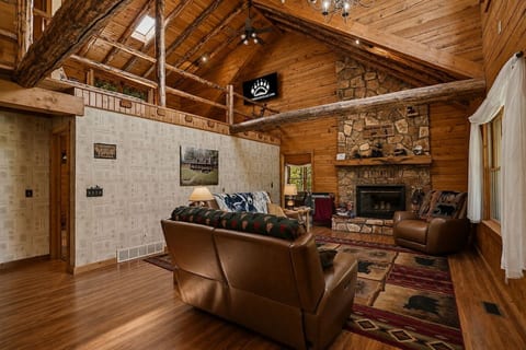 Rest & Relaxation! Log home, hot tub, fishing.