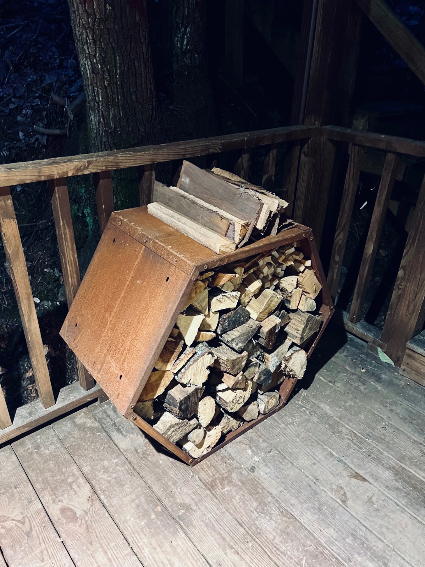 Secluded Creekside Cabin - wood fired hot tub