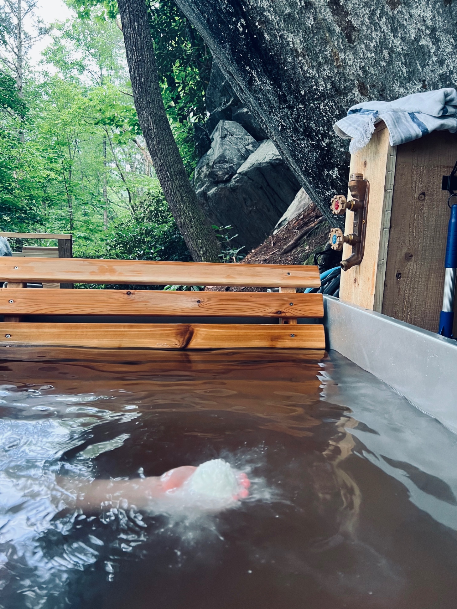 Secluded Creekside Cabin - wood fired hot tub