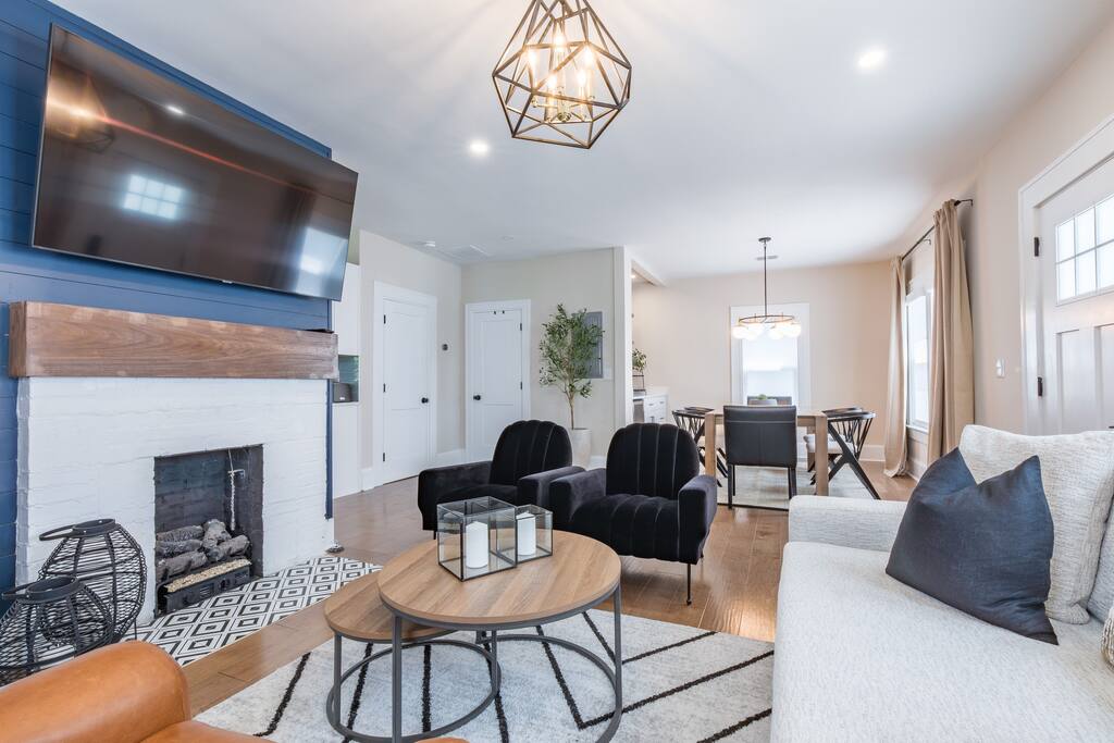 Enjoy time with friends, family or co-workers in inviting and open living room. Stream a movie, or play one of our board games and let the laughs begin.