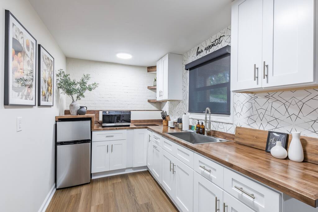 It features a charming kitchenette, allowing you to prepare smaller meals and snacks.