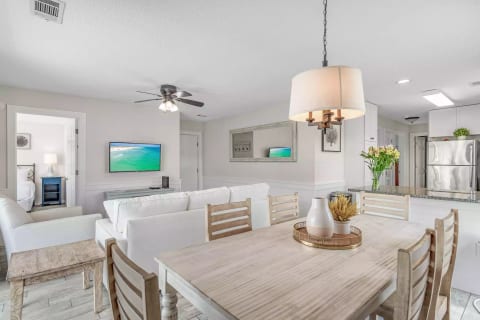 Coastal Chic- 3/2 walking distance to beach 