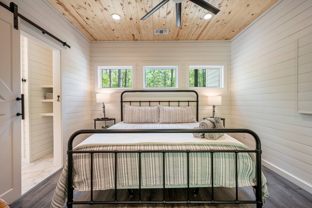 Luxe Cabin*Hot Tub*Fire Pit*Outdoor Movie*Hammocks