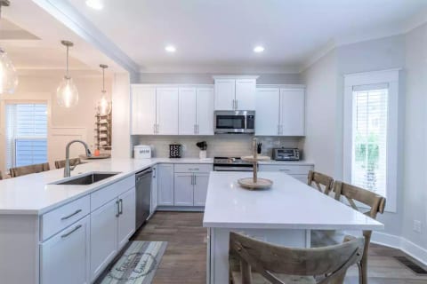 Kitchen with eat in island