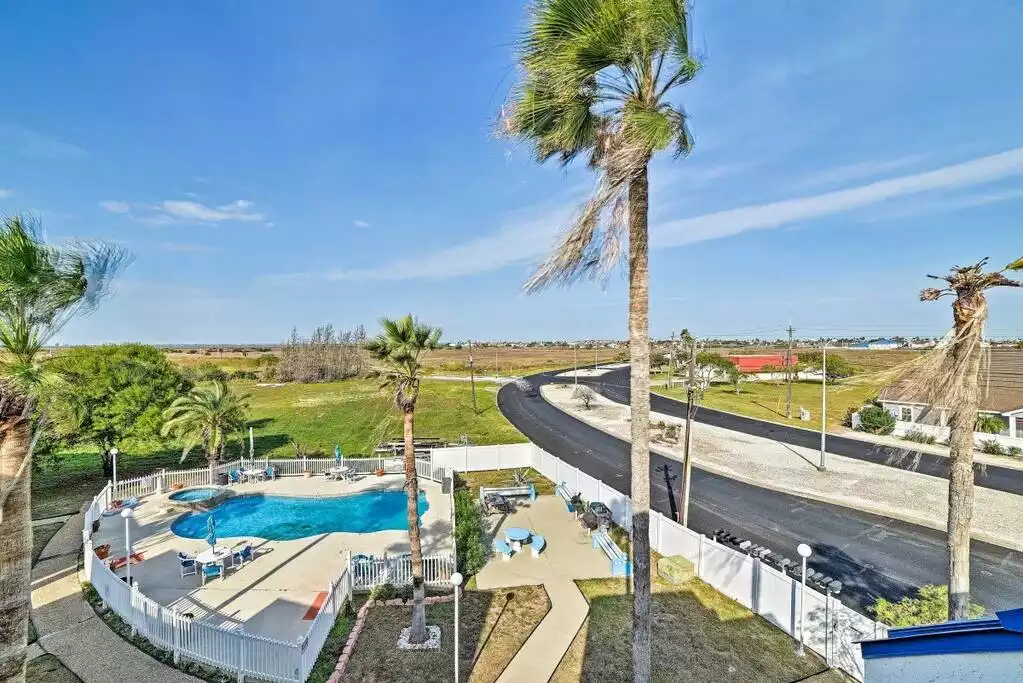 Sunny Padre Island Condo, Only 2 Mi to Beaches!