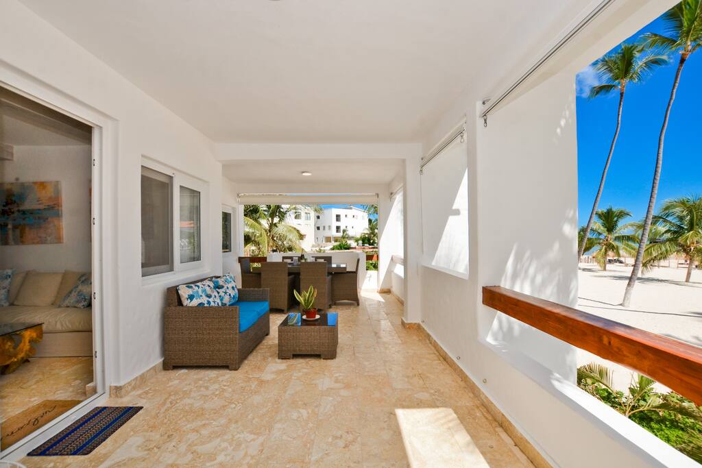 Luxury Condo with Stunning views, Private Beach