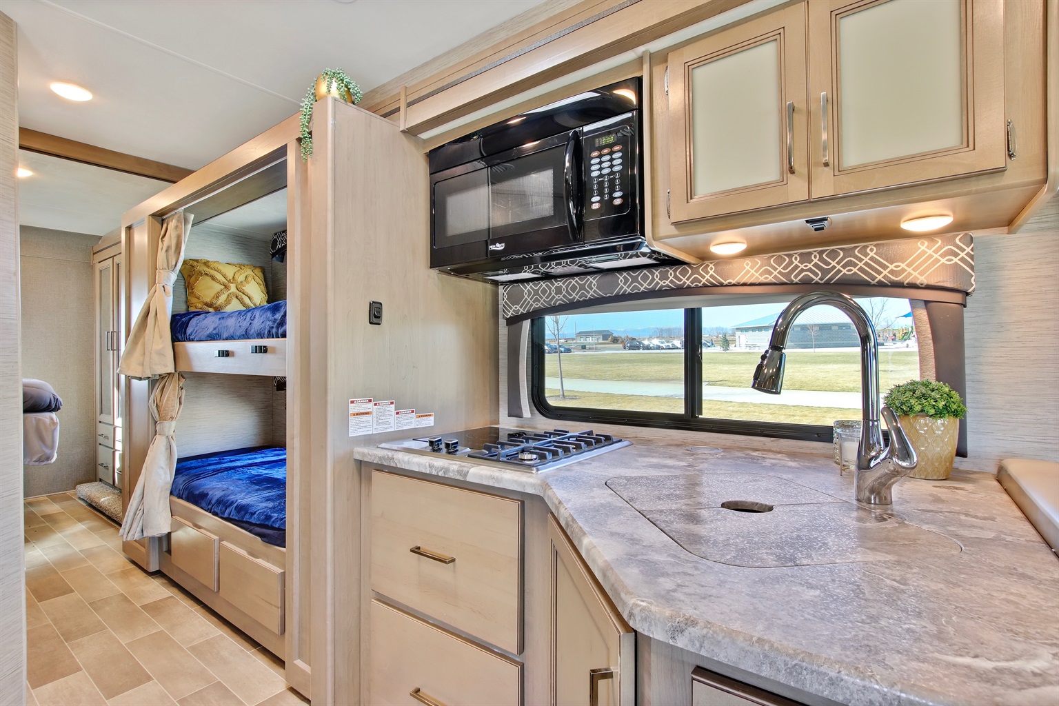 2021-luxury-thor-chateau-(bunk-beds)/