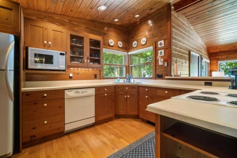 With a well-stocked kitchen, you'll be able to cook up some delicious meals for your family. From pots and pans all the way down to table settings we've got everything here!