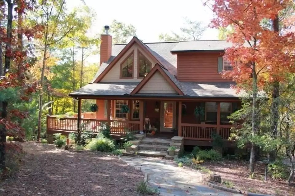 Cozy,  mountain cottage for your peaceful getaway...