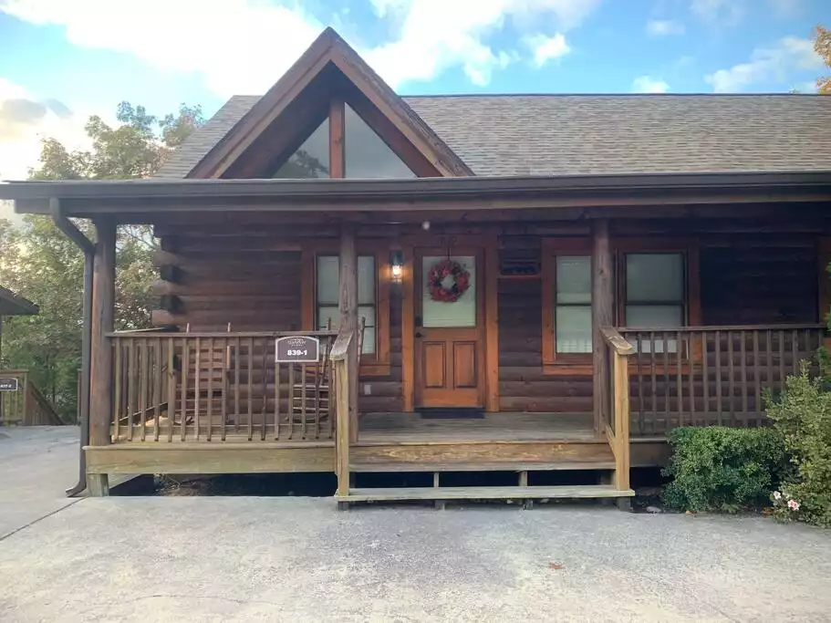 Beautiful Whispering Timbers Cabin - Whispering Timbers in the heart of Pigeon Forge TN - Pigeon Forge