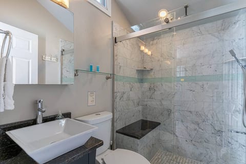H2 : Spacious 1BR Downtown Stamford