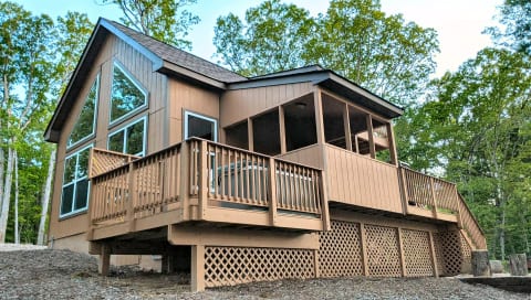 Brand new river-access cabin with cozy private space for 4