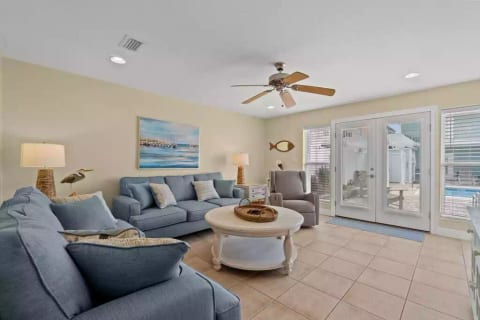 3 BR w/ Loft, Pool & VIEWS! New Listing